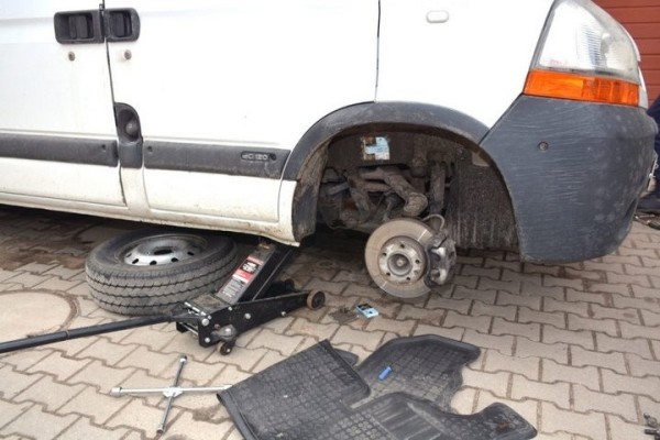 В Польше остановили Renault Master с белорусом и нашли тайники с сигаретами