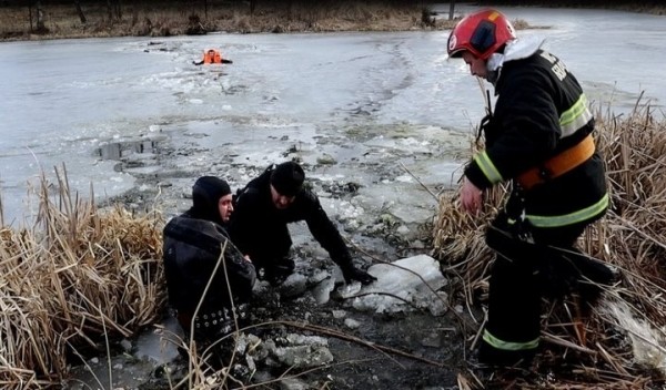 В Гомельской области пенсионеры провалились под лед. Их спасли работники МЧС. Видео