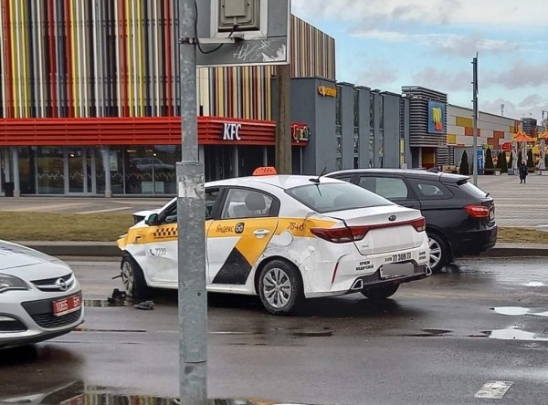 В Бресте столкнулись такси и легковушка, есть пострадавшие В Бресте столкнулись такси и легковушка, есть пострадавшие
