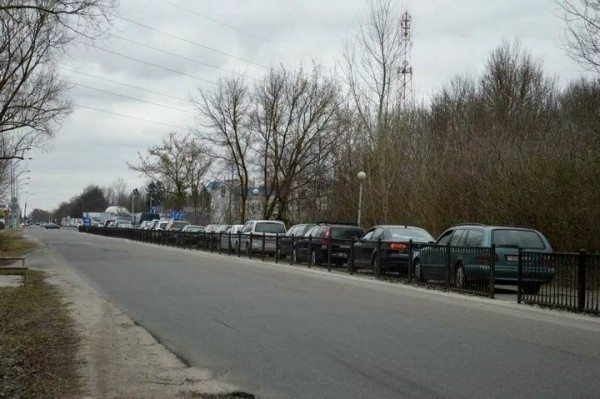 Очередь из легковушек неожиданно возникла в Бресте на выезд из Беларуси Очередь из легковушек неожиданно возникла в Бресте на выезд из Беларуси