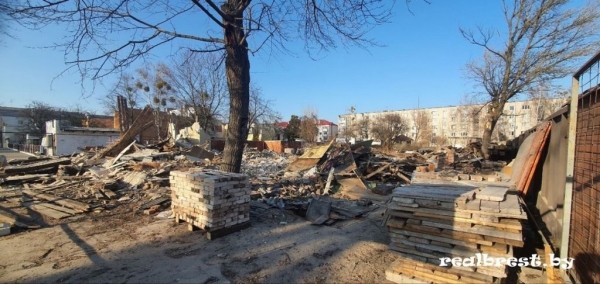 На улице Карбышева в Бресте снесли старый дом и планируют построить пятиэтажку с высоким уровнем комфорта