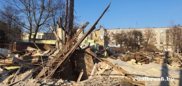 На улице Карбышева в Бресте снесли старый дом и планируют построить пятиэтажку с высоким уровнем комфорта