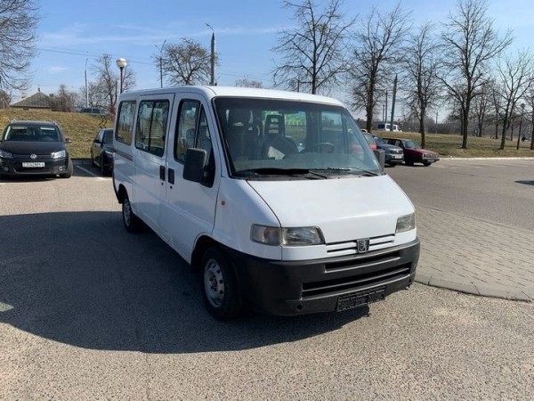 В Гродно неудачная парковка девушки на микроавтобусе обернулась вызовом ГАИ. Дальше – интересней: у водителя 3.8 промилле