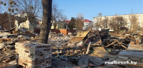 На улице Карбышева в Бресте снесли старый дом и планируют построить пятиэтажку с высоким уровнем комфорта