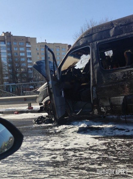 Очевидец: В Барановичах на путепроводе загорелся микроавтобус
             
                Очевидец: В Барановичах на путепроводе загорелся микроавтобус