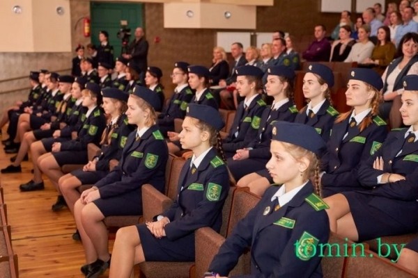 Брестских школьников посвятили в учащиеся таможенного класса
