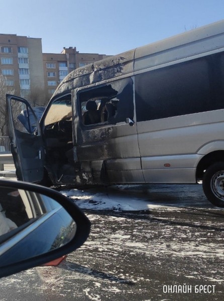 Очевидец: В Барановичах на путепроводе загорелся микроавтобус
             
                Очевидец: В Барановичах на путепроводе загорелся микроавтобус