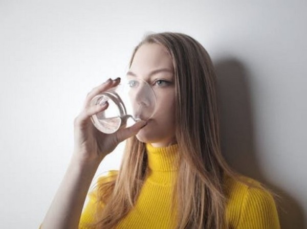 Чем опасно употребление дистиллированной воды: объясняет врач