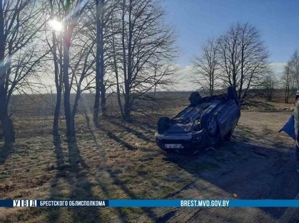 Автомобиль перевернулся. Под Брестом произошло серьёзное ДТП Автомобиль перевернулся. Под Брестом произошло серьёзное ДТП