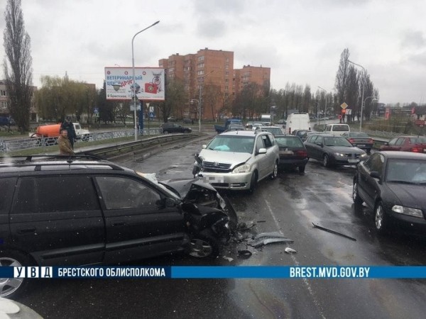 Три машины попали в ДТП в Пинске. Стали известны подробности Три машины попали в ДТП в Пинске. Стали известны подробности