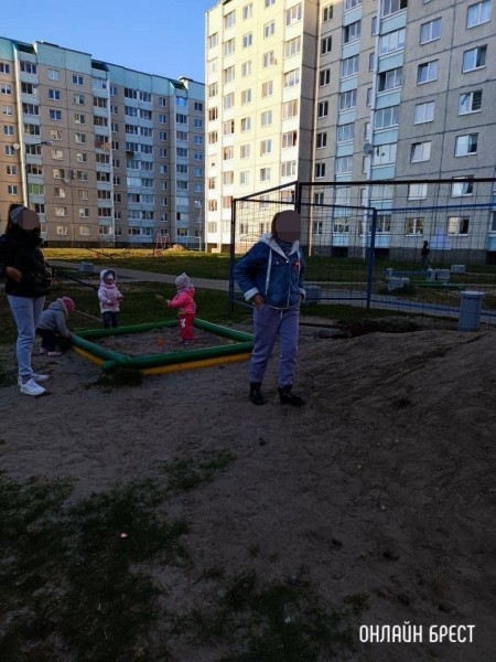 Читатель: Выкопали ямы на нашей алее рядом с песочницей. Вчера туда упал ребёнок
Читатель: Выкопали ямы на нашей алее рядом с песочницей. Вчера туда упал ребёнок