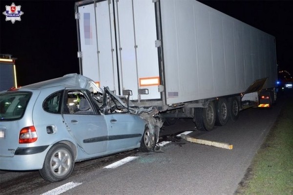В Польше водитель Renault въехал в фуру белоруса и погиб