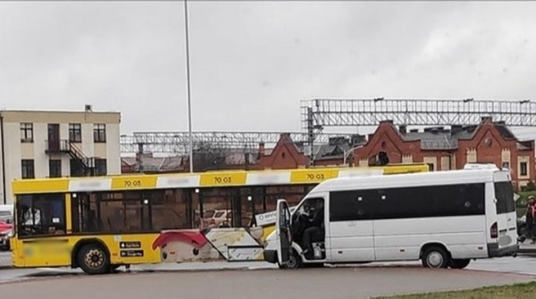 Автобус и маршрутка столкнулись в Бресте Автобус и маршрутка столкнулись в Бресте