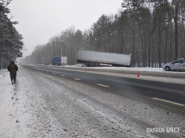 ГАИ рассказала подробности ДТП под Брестом, где фура вылетела в кювет