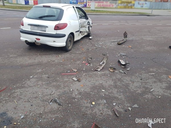 В Бресте на Варшавке возле Еврика серьёзно столкнулись автомобили
             
                В Бресте на Варшавке возле Еврика серьёзно столкнулись автомобили