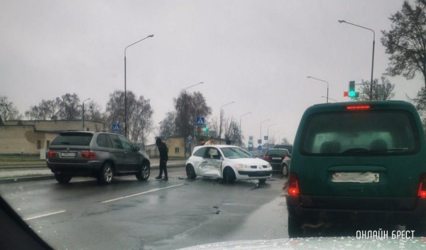 Очевидец: Сильно помяло. В Бресте на Рябцева произошло ДТП
Очевидец: Сильно помяло. В Бресте на Рябцева произошло ДТП