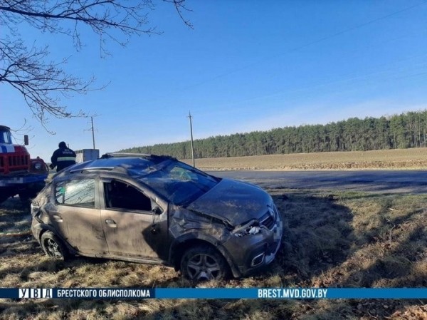 Автомобиль перевернулся. Под Брестом произошло серьёзное ДТП Автомобиль перевернулся. Под Брестом произошло серьёзное ДТП