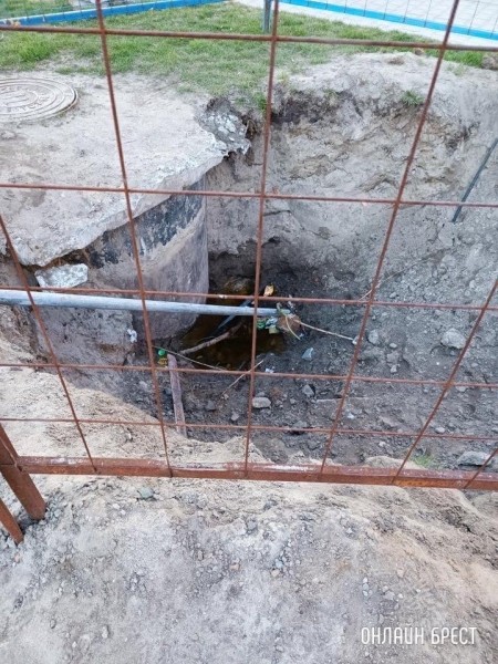 Читатель: Выкопали ямы на нашей алее рядом с песочницей. Вчера туда упал ребёнок
Читатель: Выкопали ямы на нашей алее рядом с песочницей. Вчера туда упал ребёнок