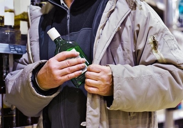 Пьяный житель Бреста украл из магазина виски Пьяный житель Бреста украл из магазина виски