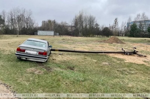 В Белоозерске автомобиль BMW снес столб