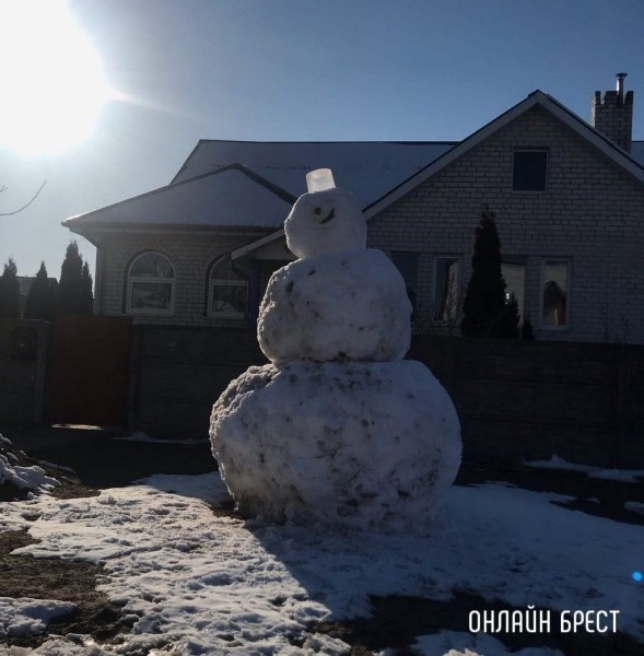 Читатель: Огромный снеговик слепили в Бресте.
             
                Читатель: Огромный снеговик слепили в Бресте.