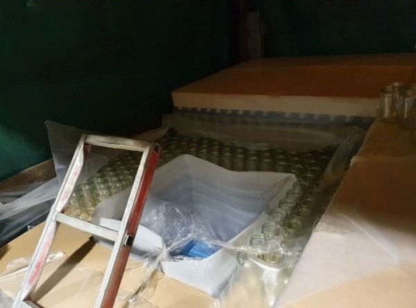 Редкий случай: контрабанду сигарет на полмиллиона евро спрятали среди стеклянных банок в фуре из Беларуси