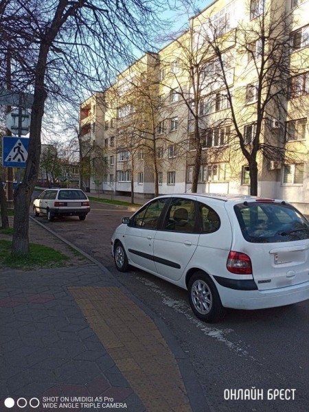 Читатель: Прям на пешеходном! Так паркуются в Бресте :)
             
                Читатель: Прям на пешеходном! Так паркуются в Бресте :)