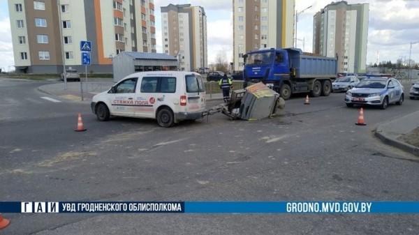 Страшные кадры: водитель сбил 14-летнюю девочку Страшные кадры: водитель сбил 14-летнюю девочку