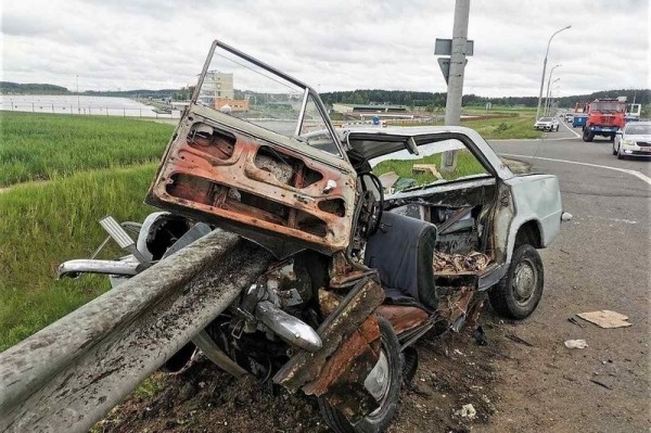В Беларуси «Жигули» напоролись на отбойник – двое в больнице В Беларуси «Жигули» напоролись на отбойник – двое в больнице
