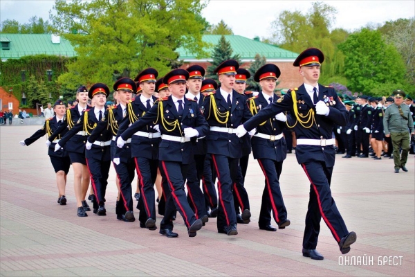 
                Читатель: Городской смотр строя и песни в Брестской крепости - https://onlinebrest.by/publikacii/chitatel-gorodskoy-smotr-stroya-i-pesni-v-brestskoy-kreposti.html
            