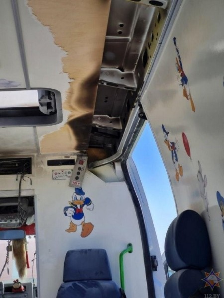 Под Брестом загорелся автомобиль скорой медицинской помощи, перевозивший в реаниматоре младенца