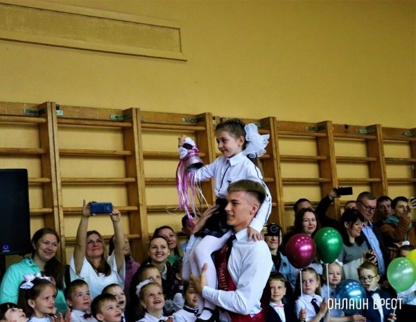 
                Читатель: Сегодня прошёл последний звонок в средней школе № 28 г. Бреста
            