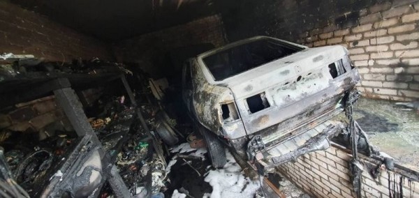 В Пинске в гараже сгорел автомобиль В Пинске в гараже сгорел автомобиль