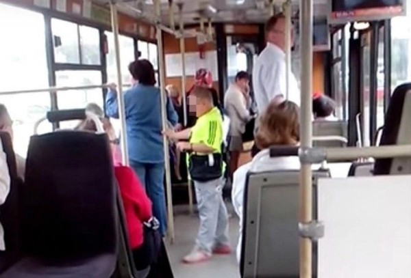 Читательница: несколько женщин буквально кричат на мальчишку, который сидит на одном из свободных мест
Читательница: несколько женщин буквально кричат на мальчишку, который сидит на одном из свободных мест