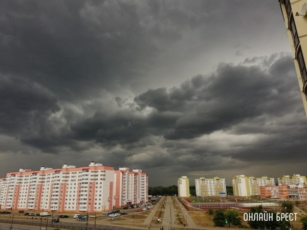 Завтра ждем оранжевое комбо: грозы, сильный ветер, град и жару