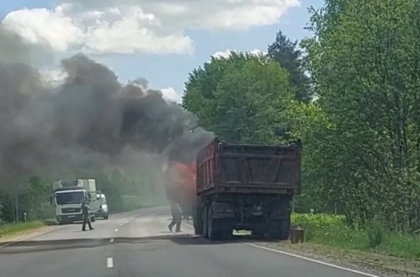 В Березовском районе во время движения загорелся маз В Березовском районе во время движения загорелся маз