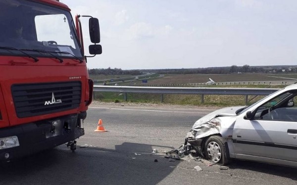 Легковой автомобиль и грузовик столкнулись недалеко от Барановичей Легковой автомобиль и грузовик столкнулись недалеко от Барановичей