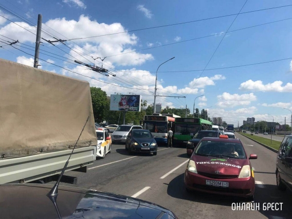Читатель: В Бресте на Московской притёрлись автобус и троллейбус
Читатель: В Бресте на Московской притёрлись автобус и троллейбус