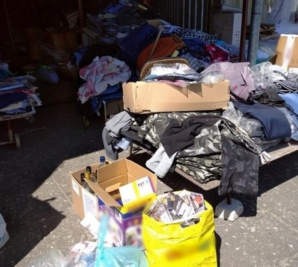 На рынке в Бяло-Подляске обнаружили более 8 тысяч пачек белорусских сигарет На рынке в Бяло-Подляске обнаружили более 8 тысяч пачек белорусских сигарет