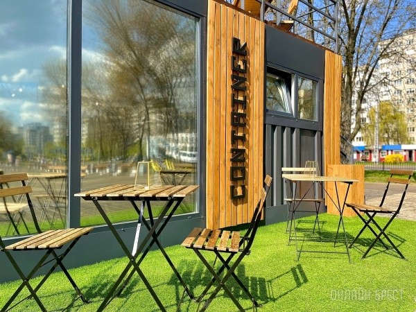 Летняя терраса на крыше кофейни из морского контейнера в Бресте Летняя терраса на крыше кофейни из морского контейнера в Бресте