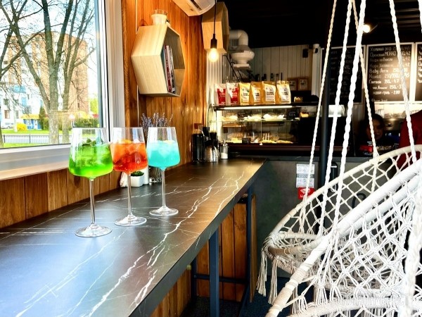 Летняя терраса на крыше кофейни из морского контейнера в Бресте Летняя терраса на крыше кофейни из морского контейнера в Бресте