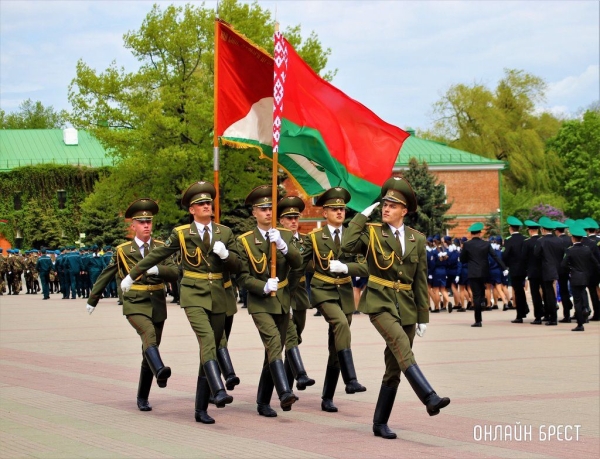 
                Читатель: Городской смотр строя и песни в Брестской крепости - https://onlinebrest.by/publikacii/chitatel-gorodskoy-smotr-stroya-i-pesni-v-brestskoy-kreposti.html
            