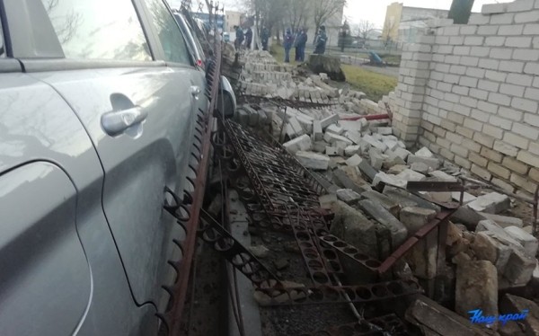 Вернут ли деньги владельцам машин, поврежденных при падении кирпичного забора в Барановичах Вернут ли деньги владельцам машин, поврежденных при падении кирпичного забора в Барановичах