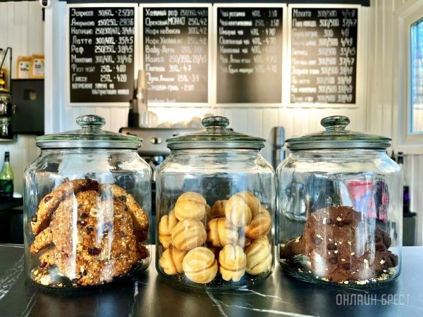 Летняя терраса на крыше кофейни из морского контейнера в Бресте Летняя терраса на крыше кофейни из морского контейнера в Бресте