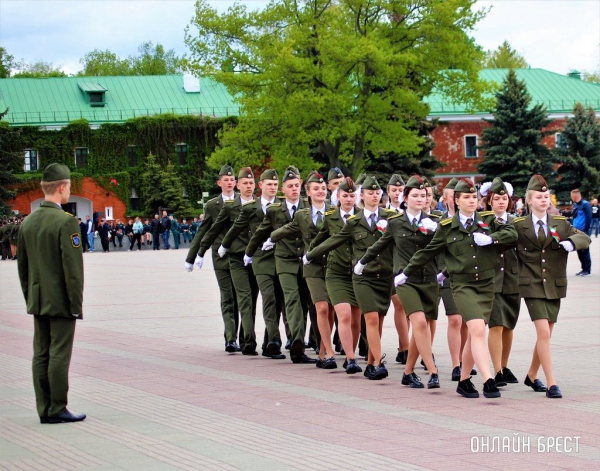 
                Читатель: Городской смотр строя и песни в Брестской крепости - https://onlinebrest.by/publikacii/chitatel-gorodskoy-smotr-stroya-i-pesni-v-brestskoy-kreposti.html
            