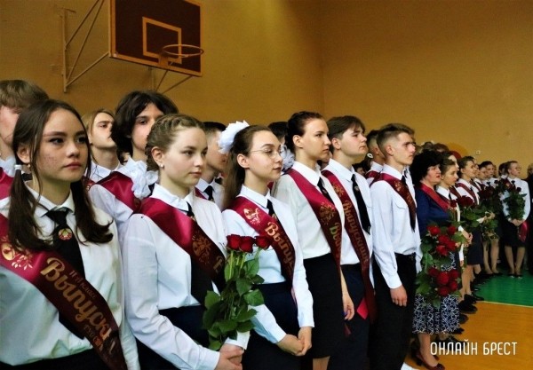 
                Читатель: Сегодня прошёл последний звонок в средней школе № 28 г. Бреста
            