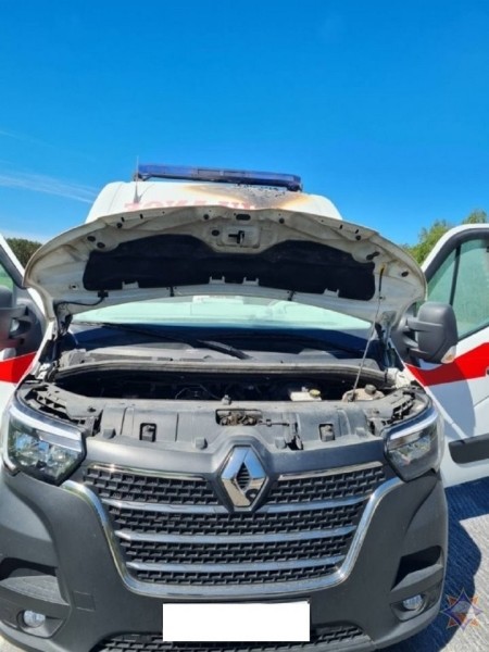 Под Брестом загорелся автомобиль скорой медицинской помощи, перевозивший в реаниматоре младенца