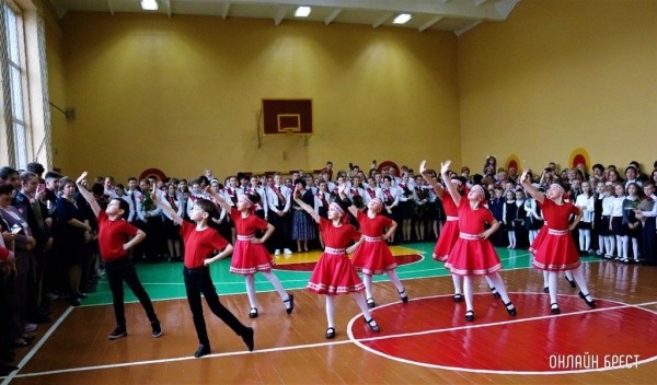 
                Читатель: Сегодня прошёл последний звонок в средней школе № 28 г. Бреста
            