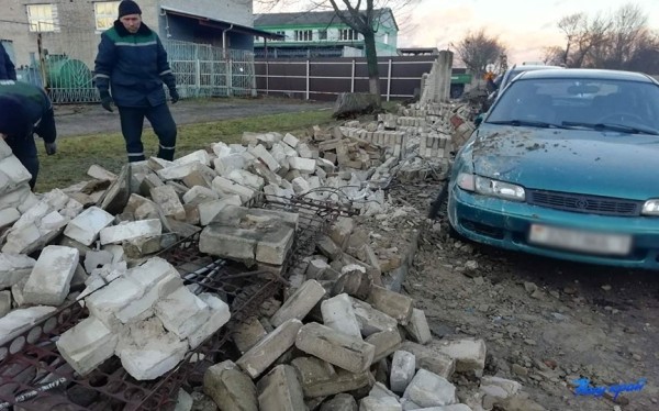 Вернут ли деньги владельцам машин, поврежденных при падении кирпичного забора в Барановичах Вернут ли деньги владельцам машин, поврежденных при падении кирпичного забора в Барановичах