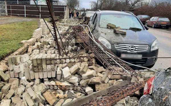 Вернут ли деньги владельцам машин, поврежденных при падении кирпичного забора в Барановичах Вернут ли деньги владельцам машин, поврежденных при падении кирпичного забора в Барановичах